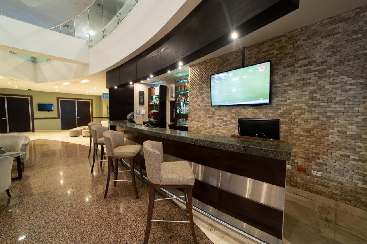 Hotel Tryp By Wyndham Guayaquil Airport Exterior foto The bar at the lounge