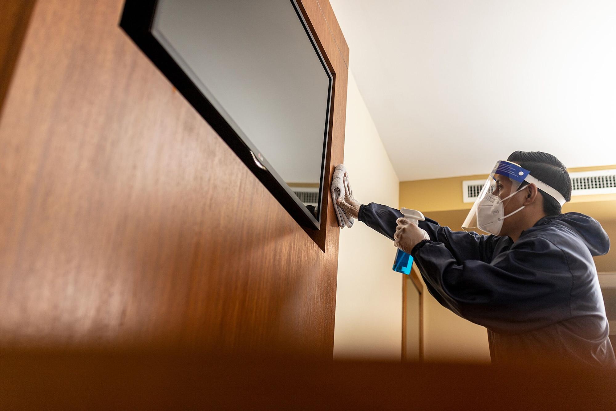 Hotel Tryp By Wyndham Guayaquil Airport Exterior foto A hotel employee cleans a television screen.