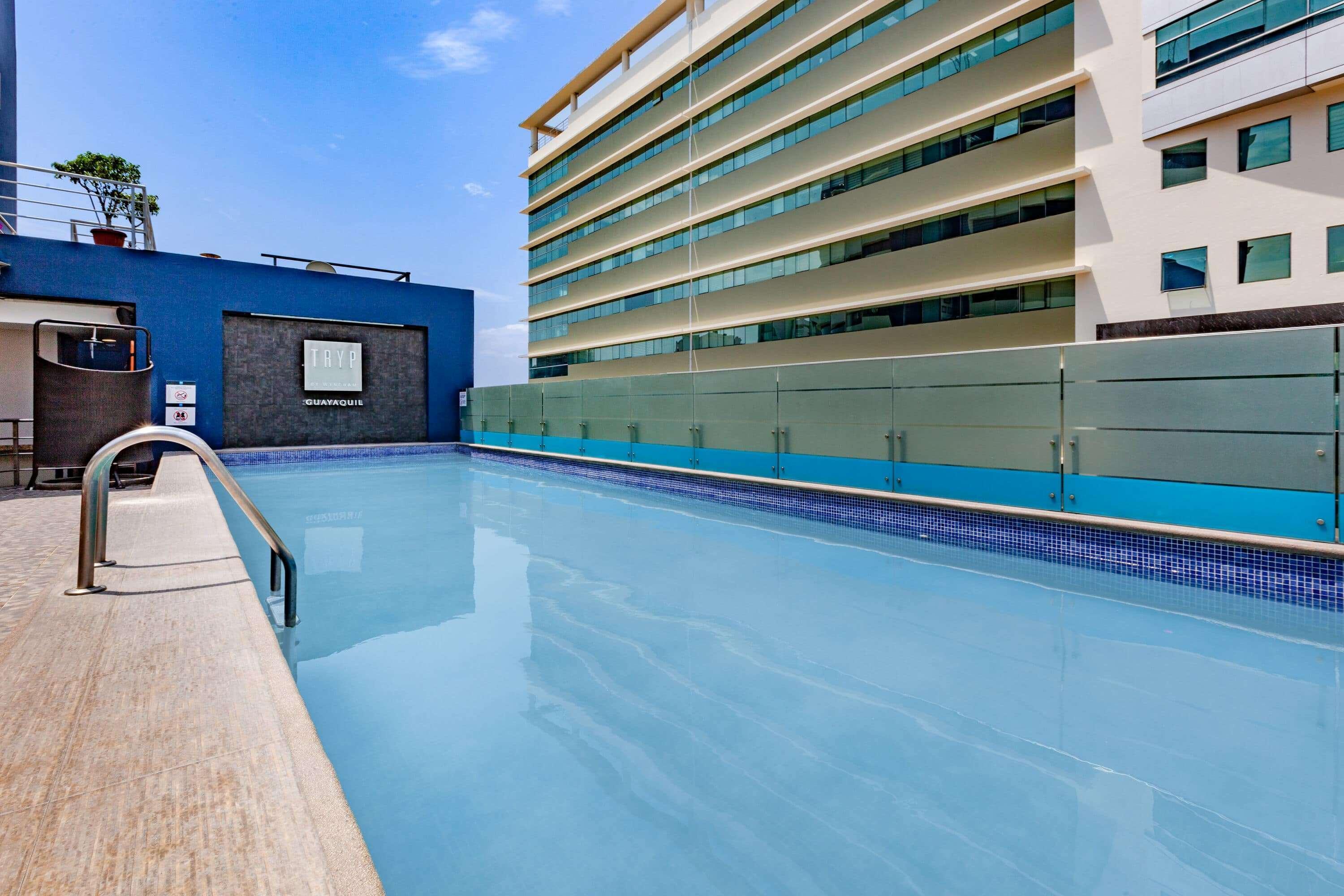 Hotel Tryp By Wyndham Guayaquil Airport Exterior foto The swimming pool at the hotel