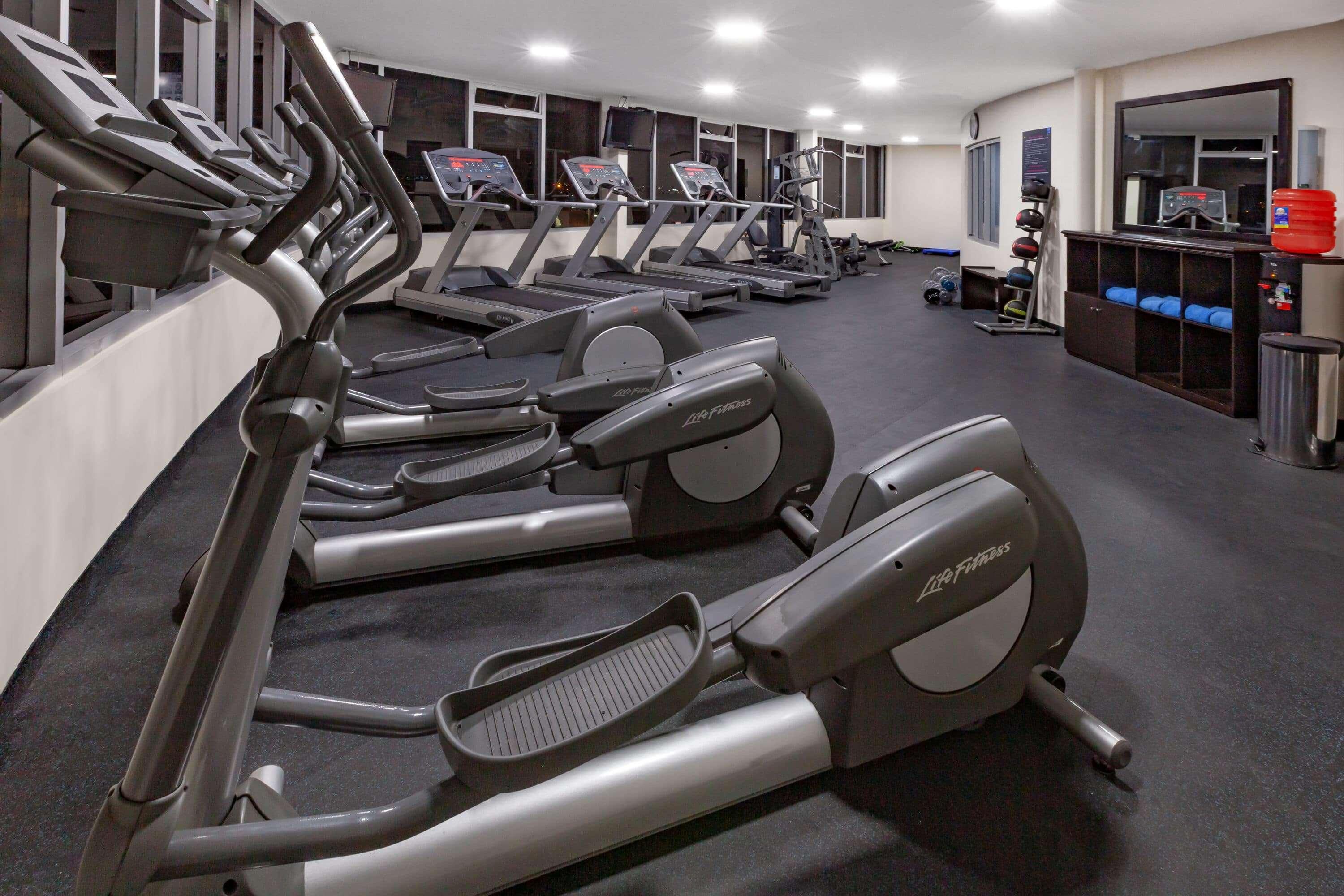 Hotel Tryp By Wyndham Guayaquil Airport Exterior foto The gym at the hotel