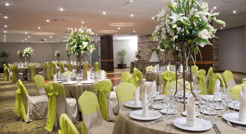 Hotel Tryp By Wyndham Guayaquil Airport Exterior foto A wedding reception