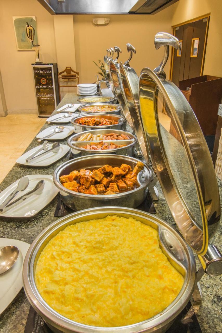 Hotel Tryp By Wyndham Guayaquil Airport Exterior foto A chafing dish with food